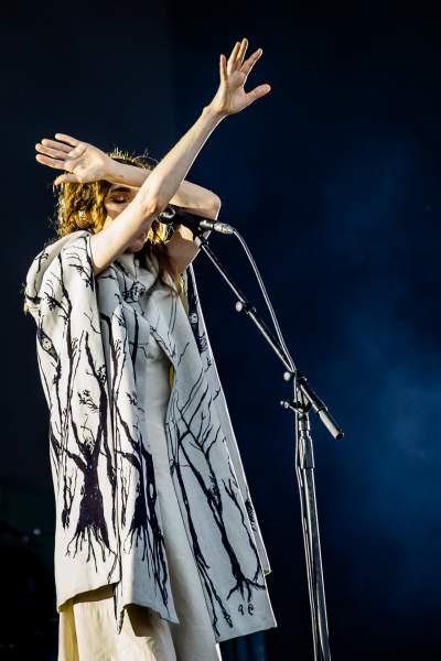 PJ Harvey à Charleville-Mézières (Cabaret Vert), le 15-08-2024, par Jürgen Bruynooghe — 11 sur 27