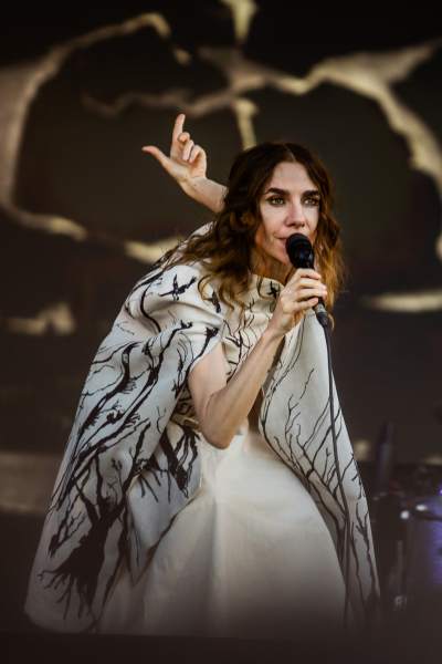 PJ Harvey à Charleville-Mézières (Cabaret Vert), le 15-08-2024, par Jürgen Bruynooghe — 15 sur 27