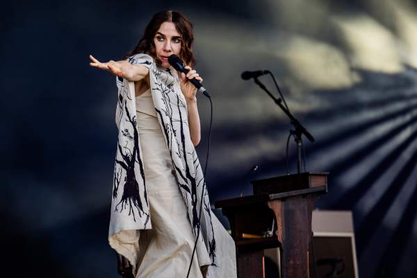 PJ Harvey à Charleville-Mézières (Cabaret Vert), le 15-08-2024, par Jürgen Bruynooghe — 17 sur 27