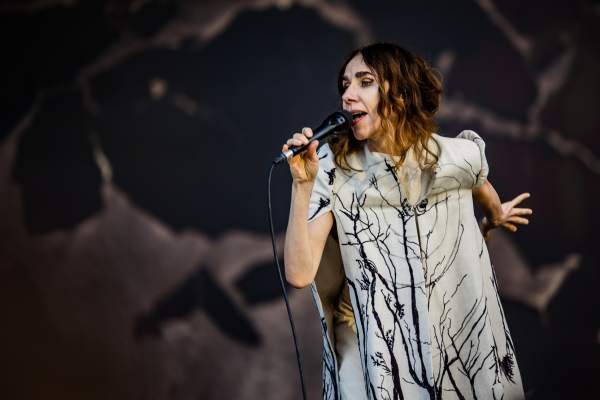 PJ Harvey à Charleville-Mézières (Cabaret Vert), le 15-08-2024, par Jürgen Bruynooghe — 20 sur 27