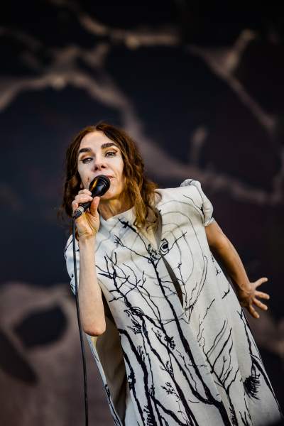 PJ Harvey à Charleville-Mézières (Cabaret Vert), le 15-08-2024, par Jürgen Bruynooghe — 21 sur 27