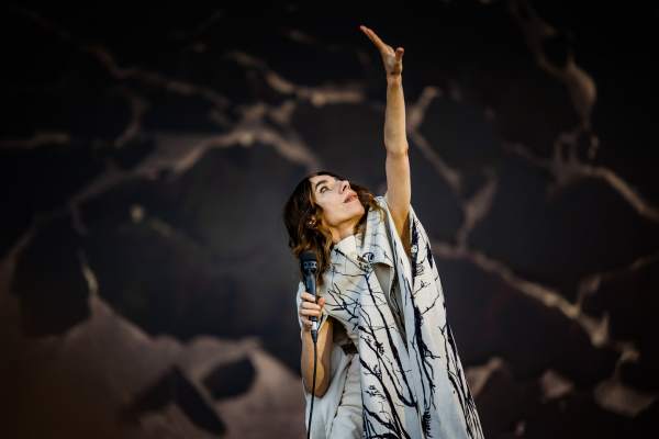 PJ Harvey à Charleville-Mézières (Cabaret Vert), le 15-08-2024, par Jürgen Bruynooghe — 22 sur 27