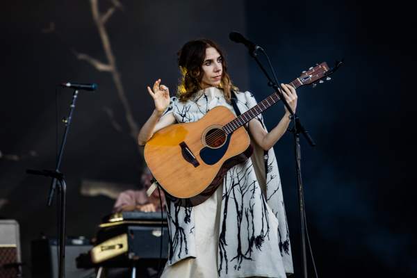 PJ Harvey à Charleville-Mézières (Cabaret Vert), le 15-08-2024, par Jürgen Bruynooghe — 23 sur 27