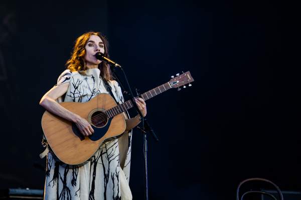 PJ Harvey à Charleville-Mézières (Cabaret Vert), le 15-08-2024, par Jürgen Bruynooghe — 26 sur 27