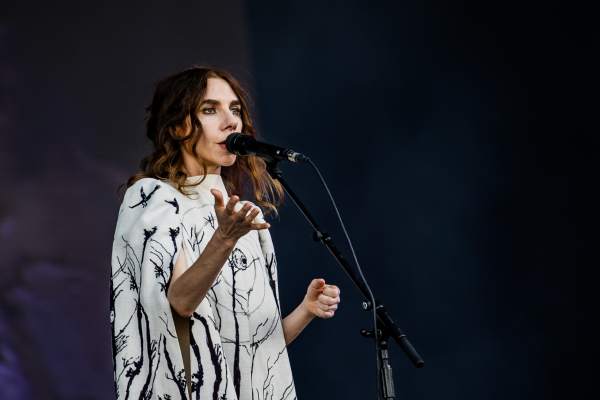 PJ Harvey à Charleville-Mézières (Cabaret Vert), le 15-08-2024, par Jürgen Bruynooghe — 6 sur 27